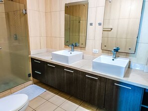 Dusche, Handtücher, Seife, Toilettenpapier