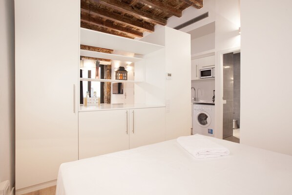 2 habitaciones, tabla de planchar con plancha y ropa de cama 