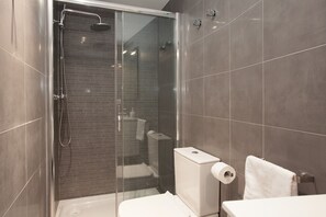 Shower, hair dryer, towels - Alissia 3 - Habitat Apartments (Barcelona)