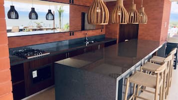 Geladeira, micro-ondas, fogão, cooktop