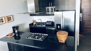 Geladeira, micro-ondas, fogão, cooktop