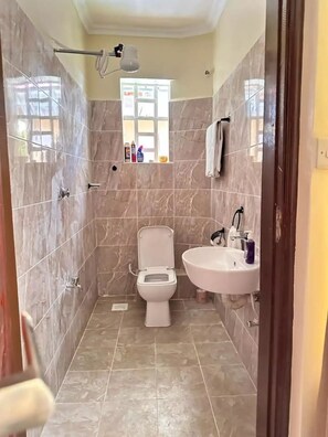 Ducha, toallas, jabón, papel higiénico