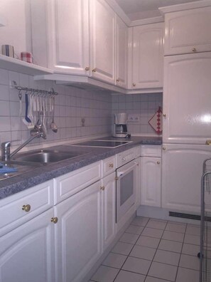 Kjøleskap, kokeplater, kaffetrakter/tekoker og brødrister