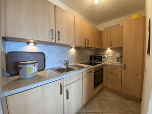 Kylskåp, mikrovågsugn, ugn och spishäll