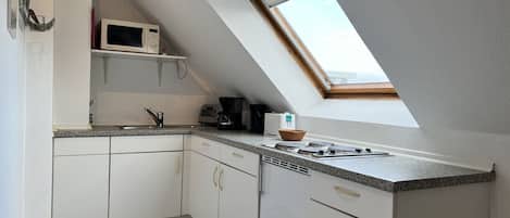 Kühlschrank, Mikrowelle, Herdplatte, Wasserkocher mit Kaffee-/Teezubehör