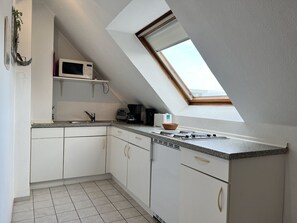 Réfrigérateur, micro-ondes, plaque de cuisson, cafetière/bouilloire