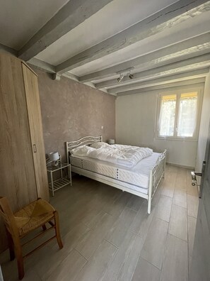 4 bedrooms, iron/ironing board, free WiFi, bed sheets