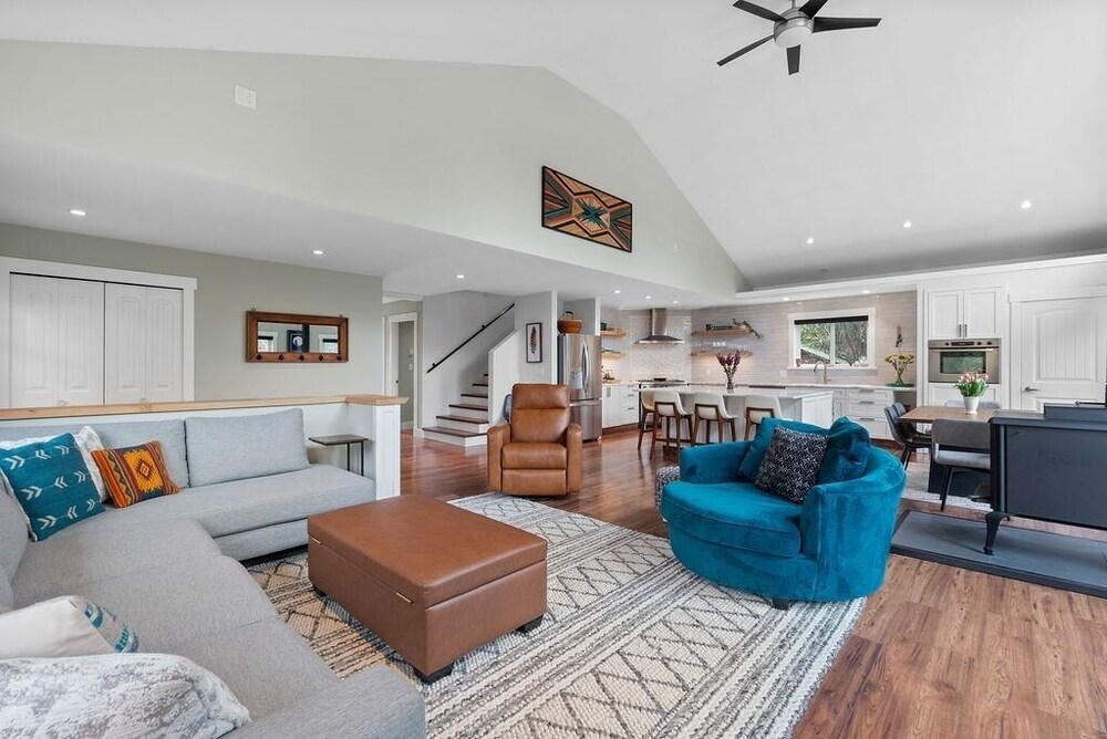 30 minutes from WhistlerSquamish family retreat. Pet friendly