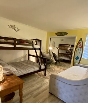 2 dormitorios, tabla de planchar con plancha, cuna de viaje