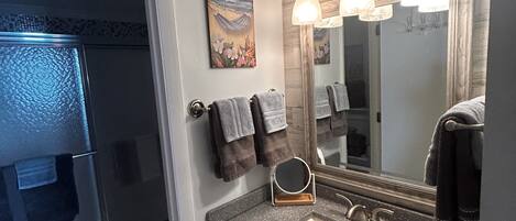 Hårtørrer, håndklæder, Toiletpapir