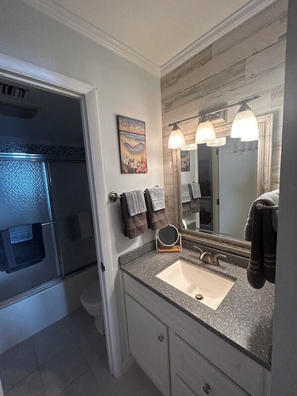 Secador de pelo, toallas y papel higiénico