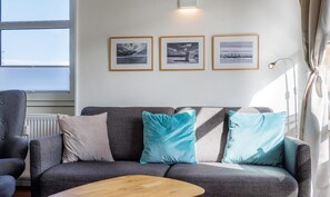 Una televisión, libros, un reproductor estéreo