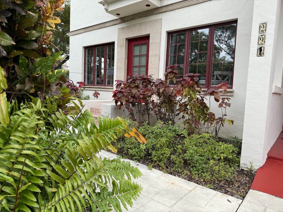 Photo 2 of Located in the heart of Old Naples! Enjoy the beach shopping and dining