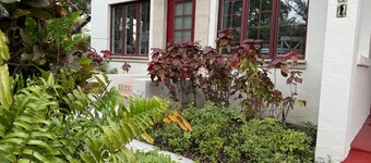 Located in the heart of Old Naples!  Enjoy the beach shopping and dining 






