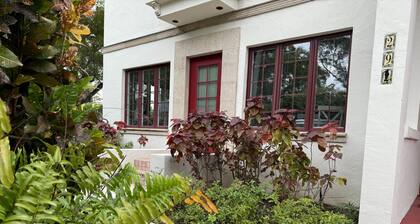 Located in the heart of Old Naples! Enjoy the beach shopping and dining