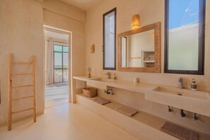 Shower, hair dryer, bidet, towels