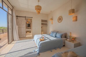 5 bedrooms, free WiFi, bed sheets, wheelchair access