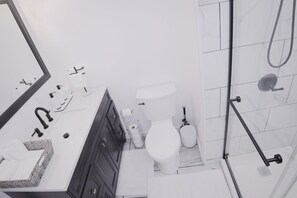 Sèche-cheveux, serviettes fournies, savon, papier toilette