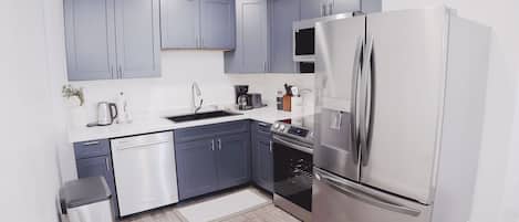 Micro-ondes, four, plaque de cuisson, lave-vaisselle