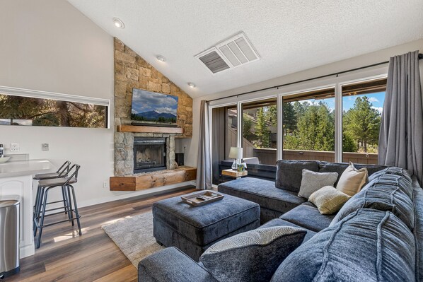 Smart TV - 
Stunning Mnt. View Condo - Central, Sleeps 4, A/C! (Flagstaff)