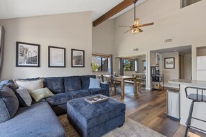 Smart TV - 
Stunning Mnt. View Condo - Central, Sleeps 4, A/C! (Flagstaff)