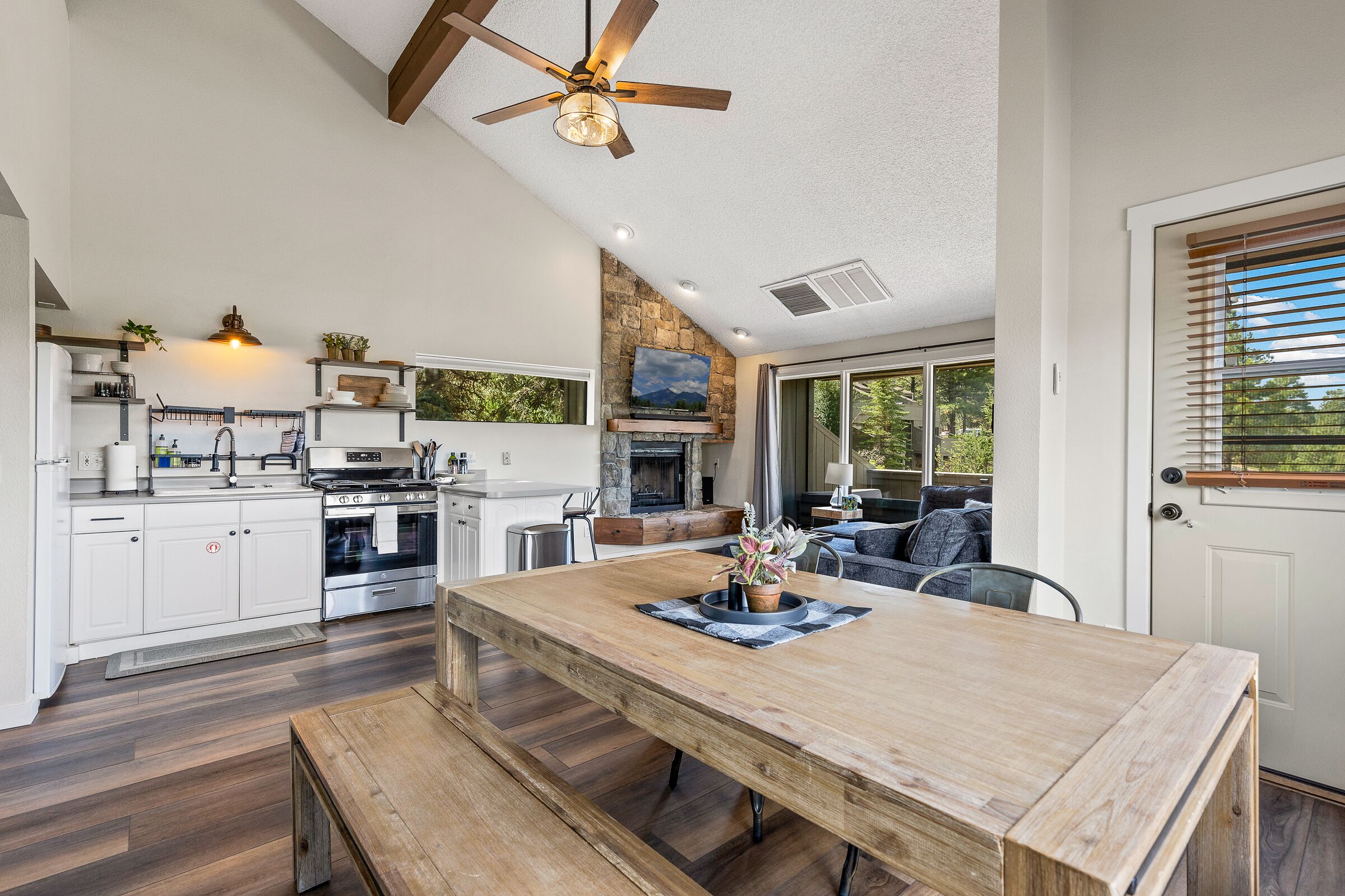 Refrigerador, microondas, horno y parrilla de estufa 