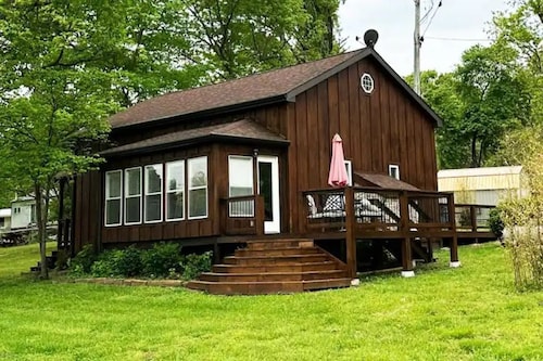 Bluff Cabin on the Lake