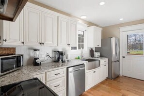 Fridge, microwave, oven, stovetop - Bluff Cabin on the Lake (Branson)