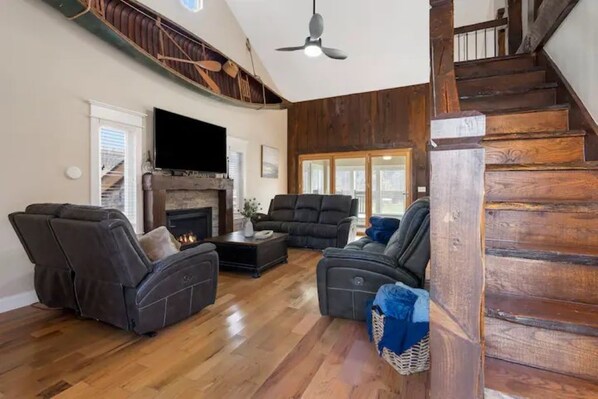 Smart TV, fireplace - Bluff Cabin on the Lake (Branson)