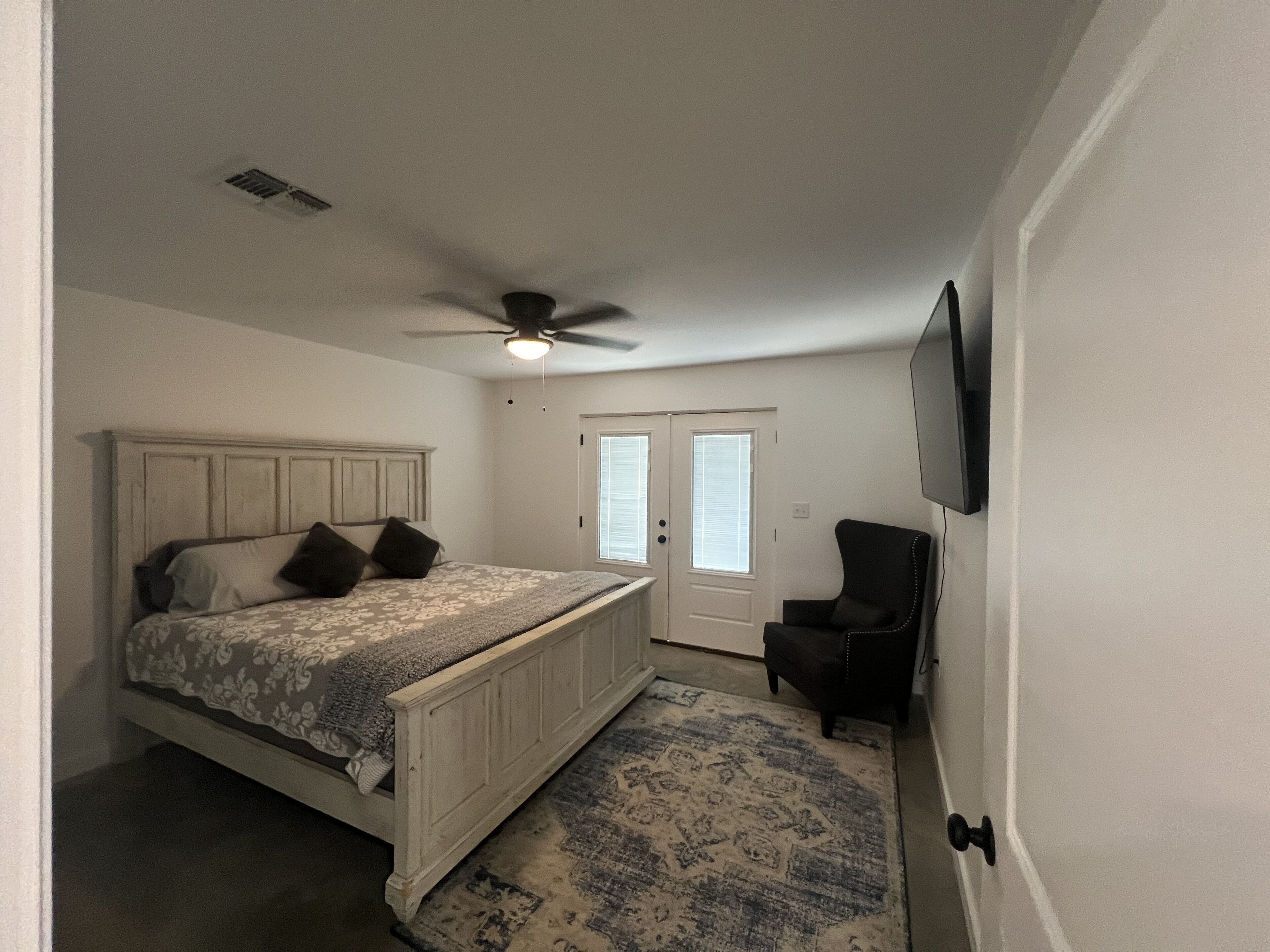 3 habitaciones, tabla de planchar con plancha, wifi y ropa de cama 