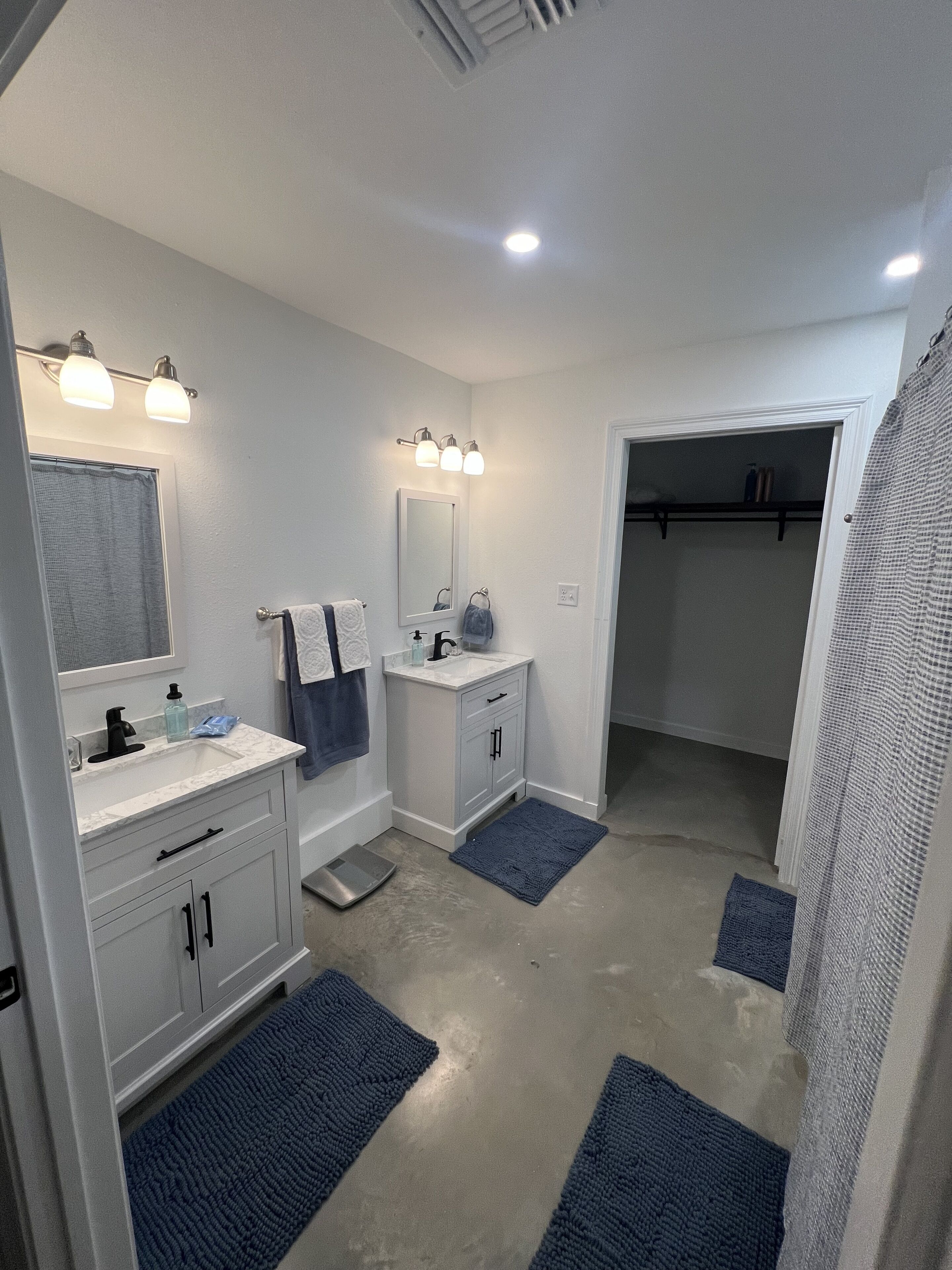 Towels, soap, shampoo, toilet paper