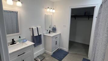 Towels, soap, shampoo, toilet paper