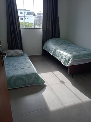 2 habitaciones, tabla de planchar con plancha, wifi y ropa de cama 