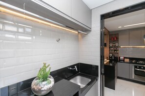 Departamento | Cocina privada | Refrigerador y utensilios de cocina
