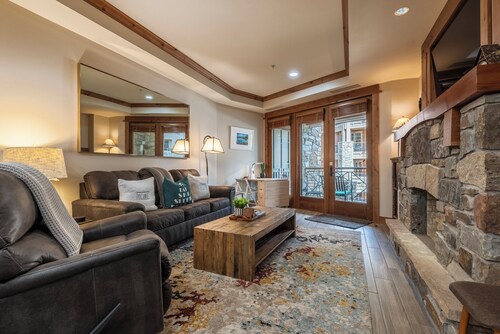 Premier 1 BD/1 BR condo ski in and out.  Gondola is right outside the condo.