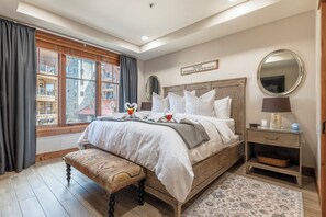 1 bedroom, in-room safe, desk, iron/ironing board - Welcome to your upscale ski in/out 1BD/1BA condo with free parking and upgrades. (Truckee)