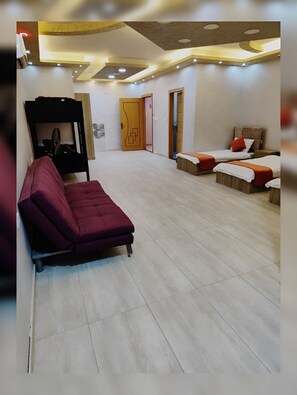 3 makuuhuonetta, silitysrauta/-lauta, vauvan matkasänky, Wi-Fi