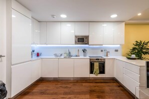 Basic Apartment, Multiple Beds | Private kitchen | Fridge, microwave, oven, stovetop - Beautiful Canal-side Flat in Hackney (London)