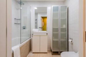 Basic Apartment, Multiple Beds | Bathroom | Hair dryer, towels, soap, shampoo