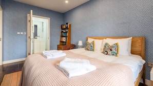 Unclassified image, 3 of 22, button - Beautiful Canal-side Flat in Hackney (London)