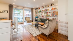 Unclassified image, 4 of 22, button - Beautiful Canal-side Flat in Hackney (London)