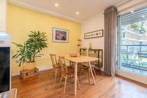 Dining - Beautiful Canal-side Flat in Hackney (London)