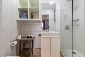 Departamento básico, varias camas | Baño | Secadora de cabello, toallas, jabón, shampoo 