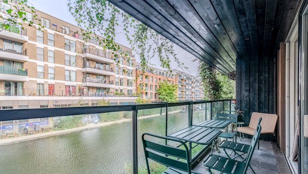 Unclassified image, 1 of 22, button - Beautiful Canal-side Flat in Hackney (London)