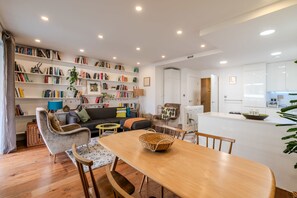 Basic Apartment, Multiple Beds | Dining