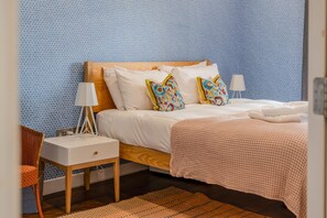 2 bedrooms, desk, laptop workspace, iron/ironing board - Beautiful Canal-side Flat in Hackney (London)