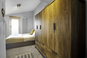 2 bedrooms, desk, laptop workspace, iron/ironing board - Beautiful Abode In the South West (London)