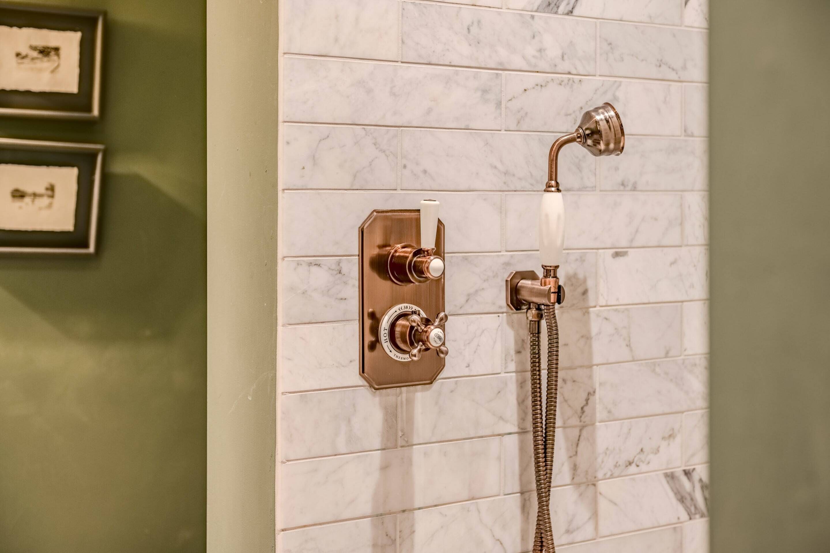 Basic Apartment, Multiple Beds | Bathroom