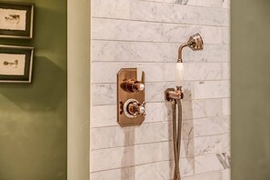 Eenvoudig appartement, meerdere bedden | Badkamer | Handdoeken, zeep, shampoo, toiletpapier