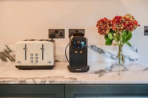 Basic Apartment, Multiple Beds | Private kitchen - Beautiful 2 Bed Apartment In West London (London)